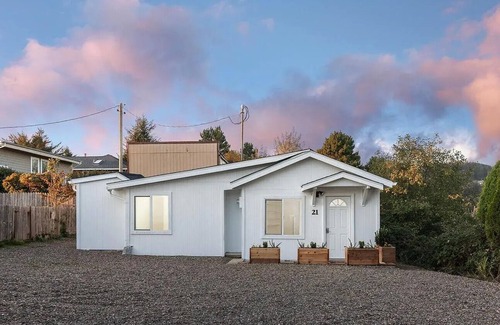 Logsden Cottage | The Flipper: 2BR Coastal Cottage Walk to Depoe Bay, Hot Tub & Arcade & Fire Pit