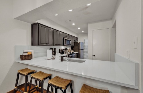 New Braunfels Condo | THE FLOAT INN 7 RIVER CONDO, Next to SCHLITTERBAHN.
