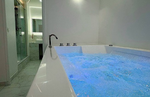 Coignieres Apartment | The Floor - Suite Passion d'Or & private Jacuzzi