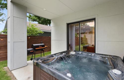 West Dallas Apartment | The Floral Home 4BR Downtown Dallas with Hot Tub