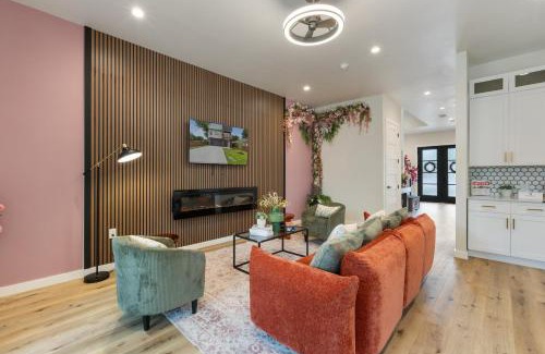 West Dallas Apartment | The Floral Home 4BR Downtown Dallas with Hot Tub