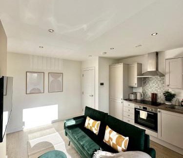 Offerton Apartment | The Florist - 2 Parking Spaces! Close to Hospitals