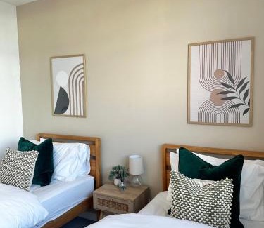 Offerton Apartment | The Florist - 2 Parking Spaces! Close to Hospitals