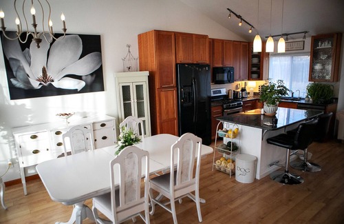 Lafayette House | The Flower Artist Home- walk to Pub, Shops & Trails. Dog-friendly!