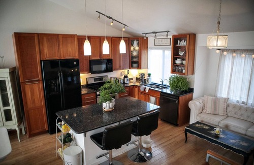 Lafayette House | The Flower Artist Home- walk to Pub, Shops & Trails. Dog-friendly!
