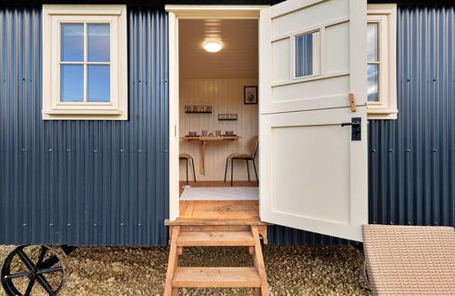 Brackley Ski Chalet | The Flower Hut
