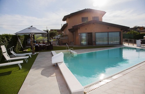 Marsciano House | The Flower of Thorn a cozy and modern house with all the comforts.