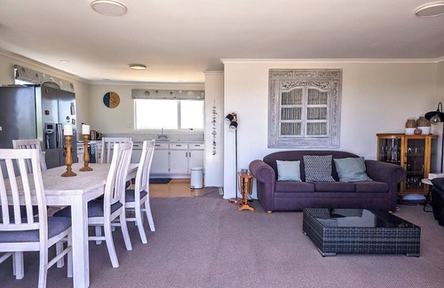 Pukehina House | The Flying Fox Bach