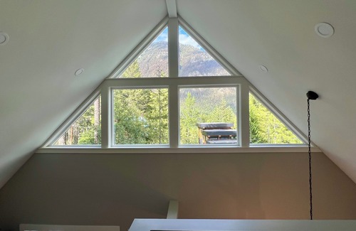 Sunshine Valley Cabin | The Fog + Fir Retreat - Family Friendly Cabin With Mountain Views