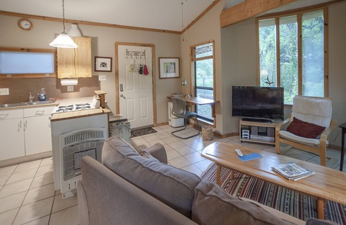Travis Heights House | The Forest Retreat: Minutes to SOCO & center yet nestled in the quiet forest.
