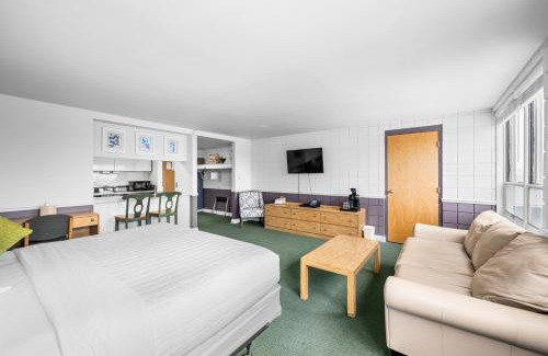 Lakeside Hotel | The Fountain Inn