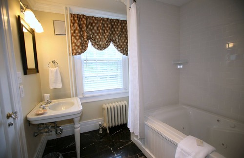 Old Bennington Bed & Breakfast | The Four Chimneys Inn