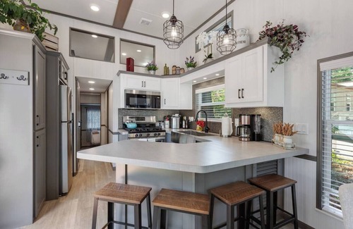 Bayview Apartment | The Four Seasons Bayview Getaway is a charming retreat in the heart of Bayview, Idaho