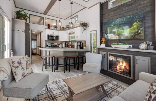 Bayview Apartment | The Four Seasons Bayview Getaway is a charming retreat in the heart of Bayview, Idaho