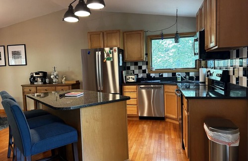 Alpine Lake Cabin | The Fox Den - cabin with hot tub and a/c!
