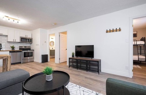 Collingwood Condo | The Fox Den - Modern Condo Collingwood - Sleeps 5
