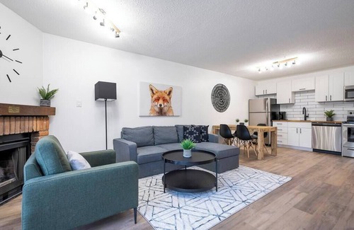 Collingwood Condo | The Fox Den - Modern Condo Collingwood - Sleeps 5