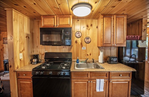 Lincoln Cabin | The Fox Hollow PARADISE GETAWAY at the PEMICABINS