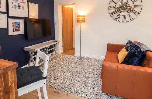 Church Minshull Cottage | THE FOX, romantic, with a garden in Worleston