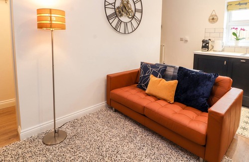 Church Minshull Cottage | THE FOX, romantic, with a garden in Worleston