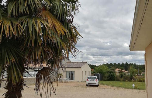 Les Eglisottes-et-Chalaures House | The little vineyard house
