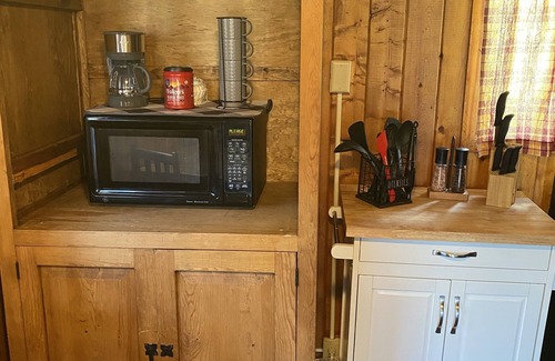 Creede Cabin | THE FRAN - WALK EVERYWHERE IN DOWNTOWN CREEDE! 1 bedroom, 1 bath (SLEEPS 2)