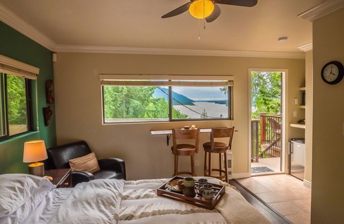 Deroche Bed & Breakfast | The Fraser River's Edge B&B Lodge