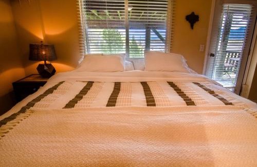 Deroche Bed & Breakfast | The Fraser River's Edge B&B Lodge