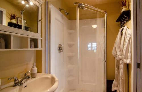 Deroche Bed & Breakfast | The Fraser River's Edge B&B Lodge