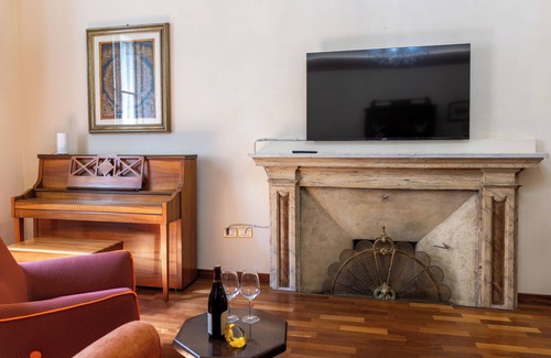 Guzman Apartment | The Fresco: Cozy, elegant and spacious apartment. Downtown Bevagna.