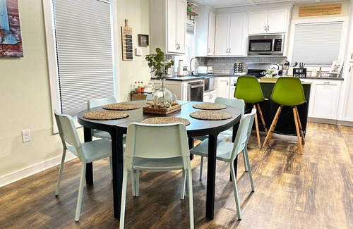 Waco House | "The Fried Green Tomato" Family & Pet Friendly, QR Code Walk Thru, 1 night min.