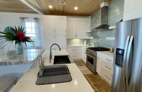 Hope Town House | The Frigate House, Luxury Home. Pool, Boat Slip, Beach Access