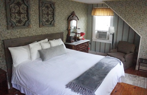 Canadensis Bed & Breakfast | The Frogtown Inn