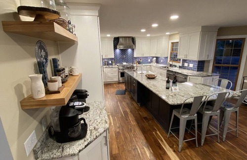 Huddleston House | The Fun Spot 3 - Serene Home with Beautiful Lake & Mtn Views to Relax and Enjoy!