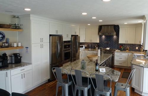 Huddleston House | The Fun Spot 3 - Serene Home with Beautiful Lake & Mtn Views to Relax and Enjoy!