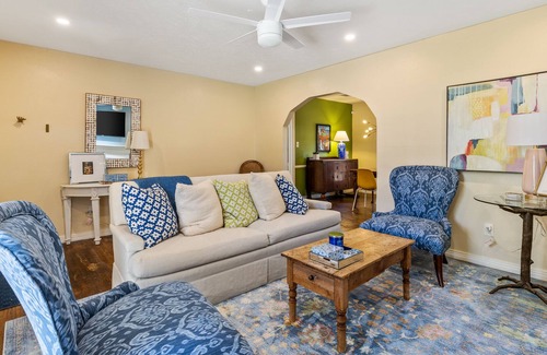 Cedar Crest House | The Funky Farmhouse - 10 Min. to Downtown!