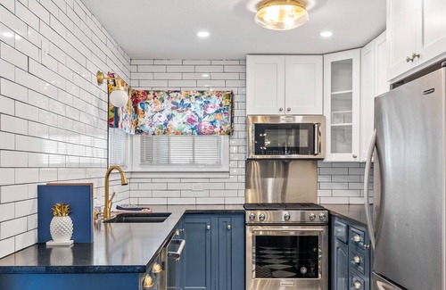 Cedar Crest House | The Funky Farmhouse - 10 Min. to Downtown!