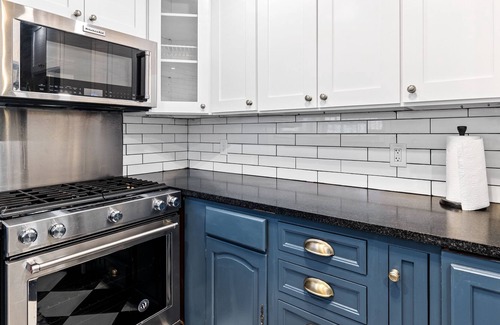Cedar Crest House | The Funky Farmhouse - 10 Min. to Downtown!