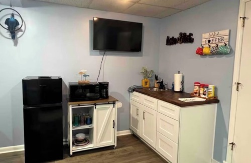 Grand Rivers Apartment | The Funky Little Shack at Grand Rivers - Pet friendly! Wi-fi, smart TV!