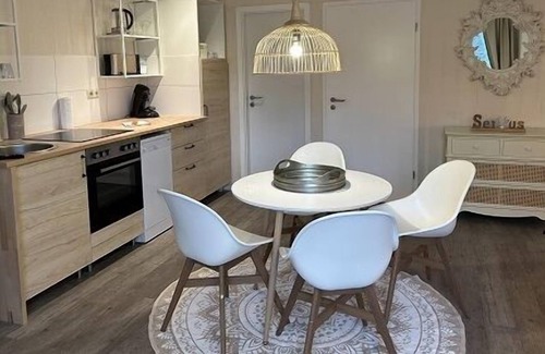 Hamburg-Barmbek Apartment | The furnished 2-room-apartment is approx. 40 m2 big and is located on the 1st floor of our apartment house Saseler Chaussee.