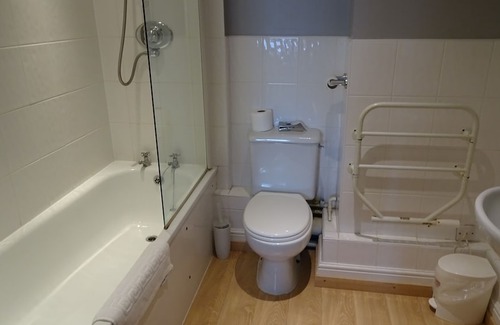 Penwood Hotel | The Furze Bush Inn