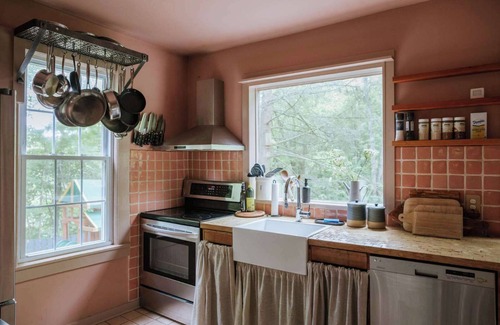 Callicoon House | The Gables: Newly Renovated Farmhouse (Sleeps 17!)