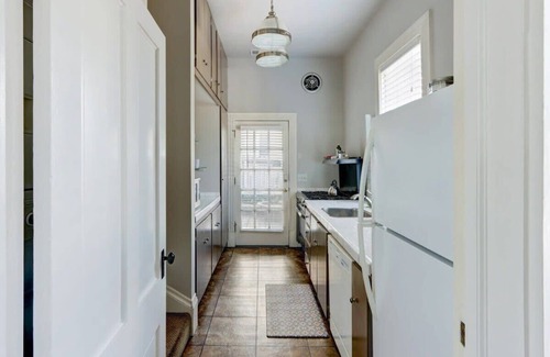Historic District - North Apartment | The Gaelic Guesthouse @ Washington Square | 1890s