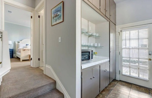 Historic District - North Apartment | The Gaelic Guesthouse @ Washington Square | 1890s