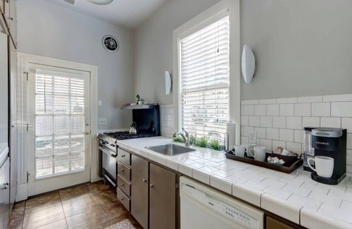 Historic District - North Apartment | The Gaelic Guesthouse @ Washington Square | 1890s