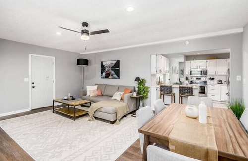 Royal Manor House | The Gahanna Cabana - Hot Tub! - Large 5 BR Home!