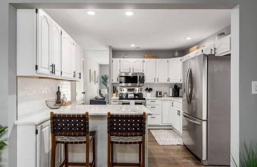 Royal Manor House | The Gahanna Cabana - Hot Tub! - Large 5 BR Home!