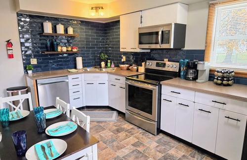 Galesburg House | The Galesburg Escape! King bed, Pet friendly, Game room