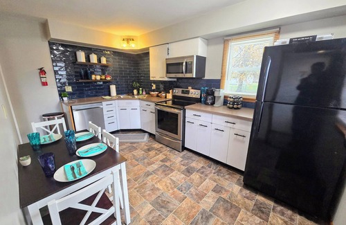 Galesburg House | The Galesburg Escape! King bed, Pet friendly, Game room