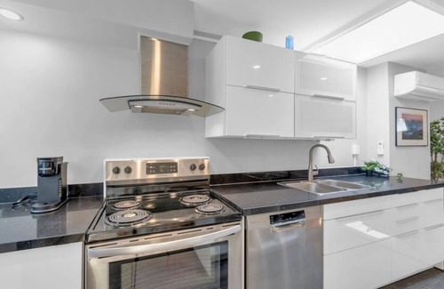 Church and Wellesley Hotel | The Galleria - 3BR Suite
